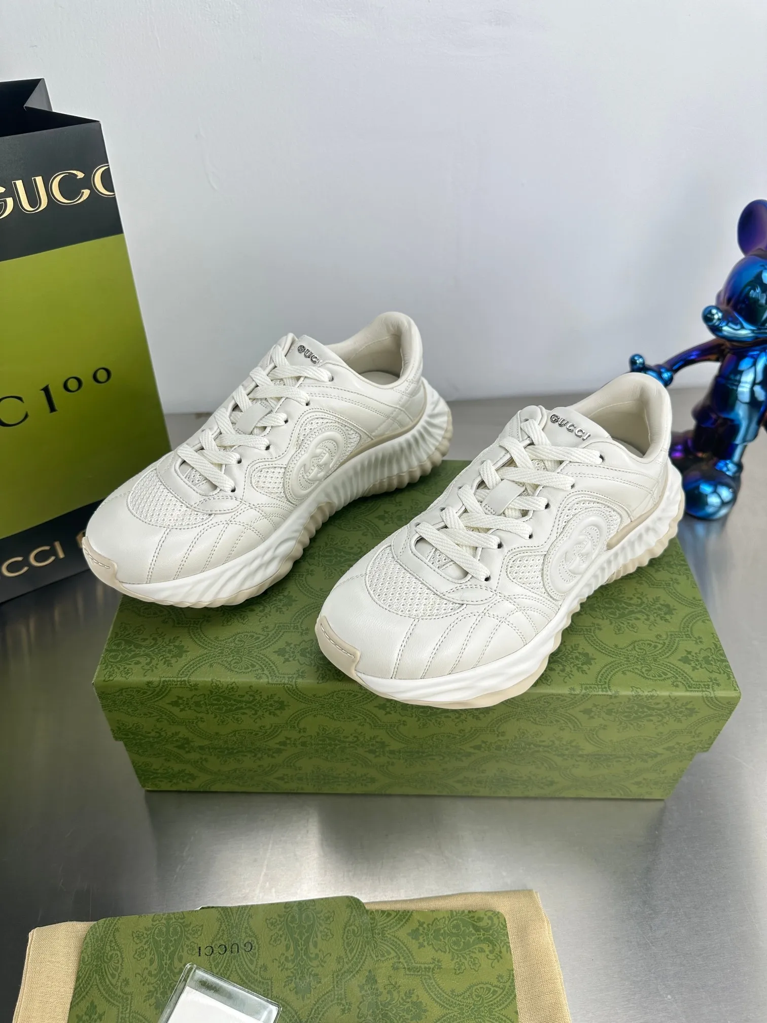 👟👟Ex-factory price 800👟👟 Top version 🔝Purchased and developed from the original version. This new sneaker adopts a thick-soled design, with stitched sheepskin upper and breathable mesh. Show full sense of technology. The 3D effect interlocking double G leather patch and Gucci letter metal accessories, two brand logo details, inject a dazzling texture into the overall design. The details are more substantial! ...